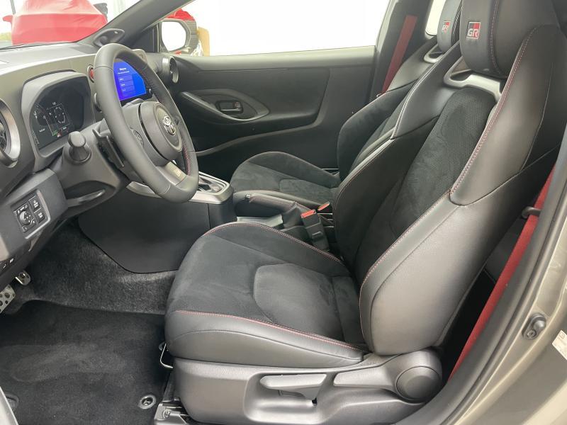 Toyota Yaris 1.6 ESSENCE - photo 10