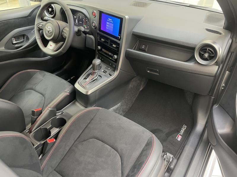 Toyota Yaris 1.6 ESSENCE - photo 12