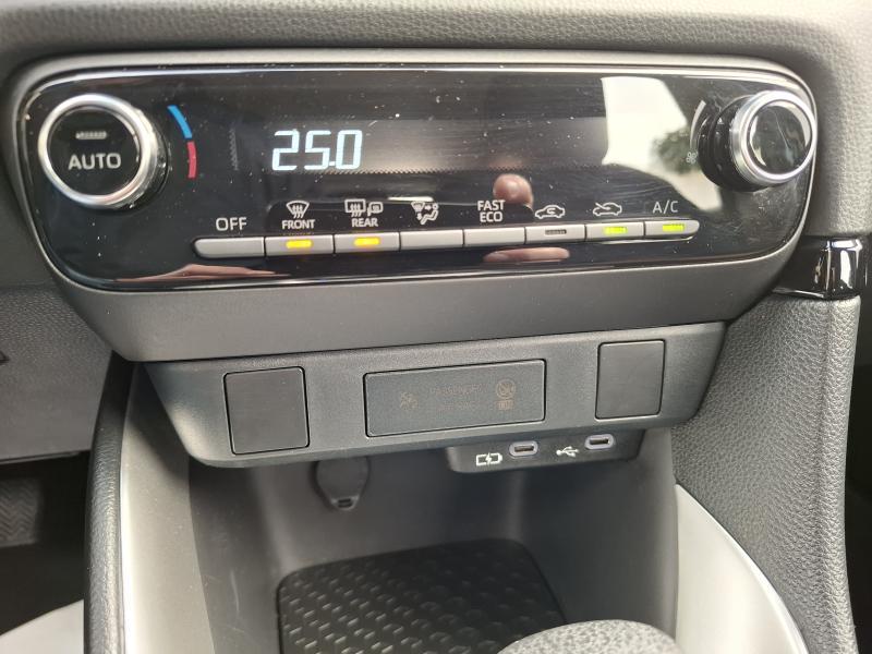 Toyota Yaris 1.5 HYBRID DYNAMIC CVT - photo 9