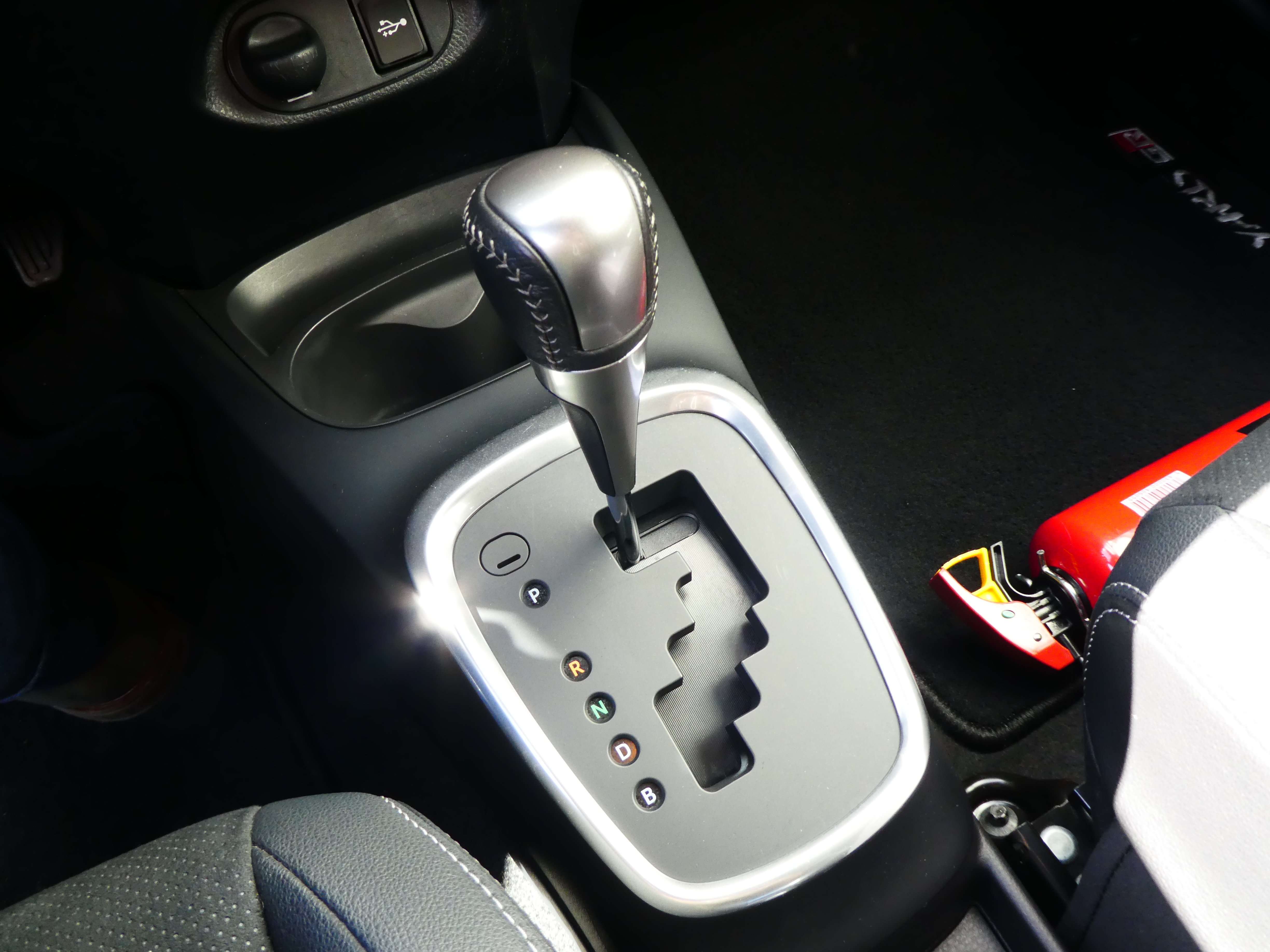 Toyota Yaris 1.5 HYBRID - Eurekar - photo 12